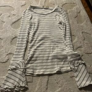 Striped long sleeve shirt.Aftarid state.Size small.White and gray striped shirt.